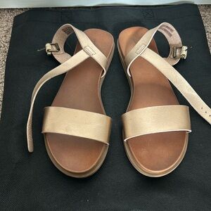 Women’s Sandals with Straps